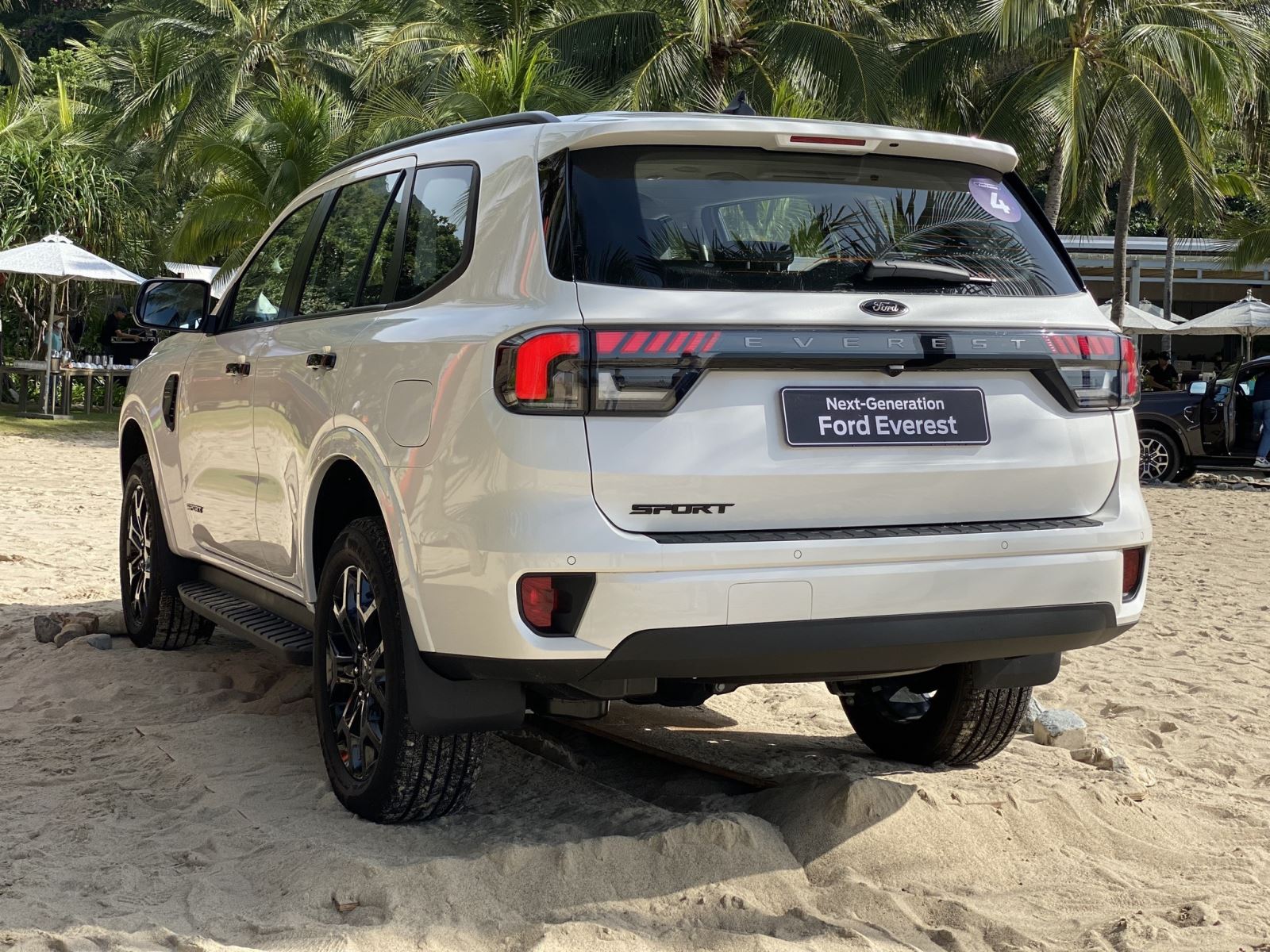 soi-chi-ti-t-ford-everest-2023-phi-n-b-n-sport-gi-m-m-t-i-vi-t-nam